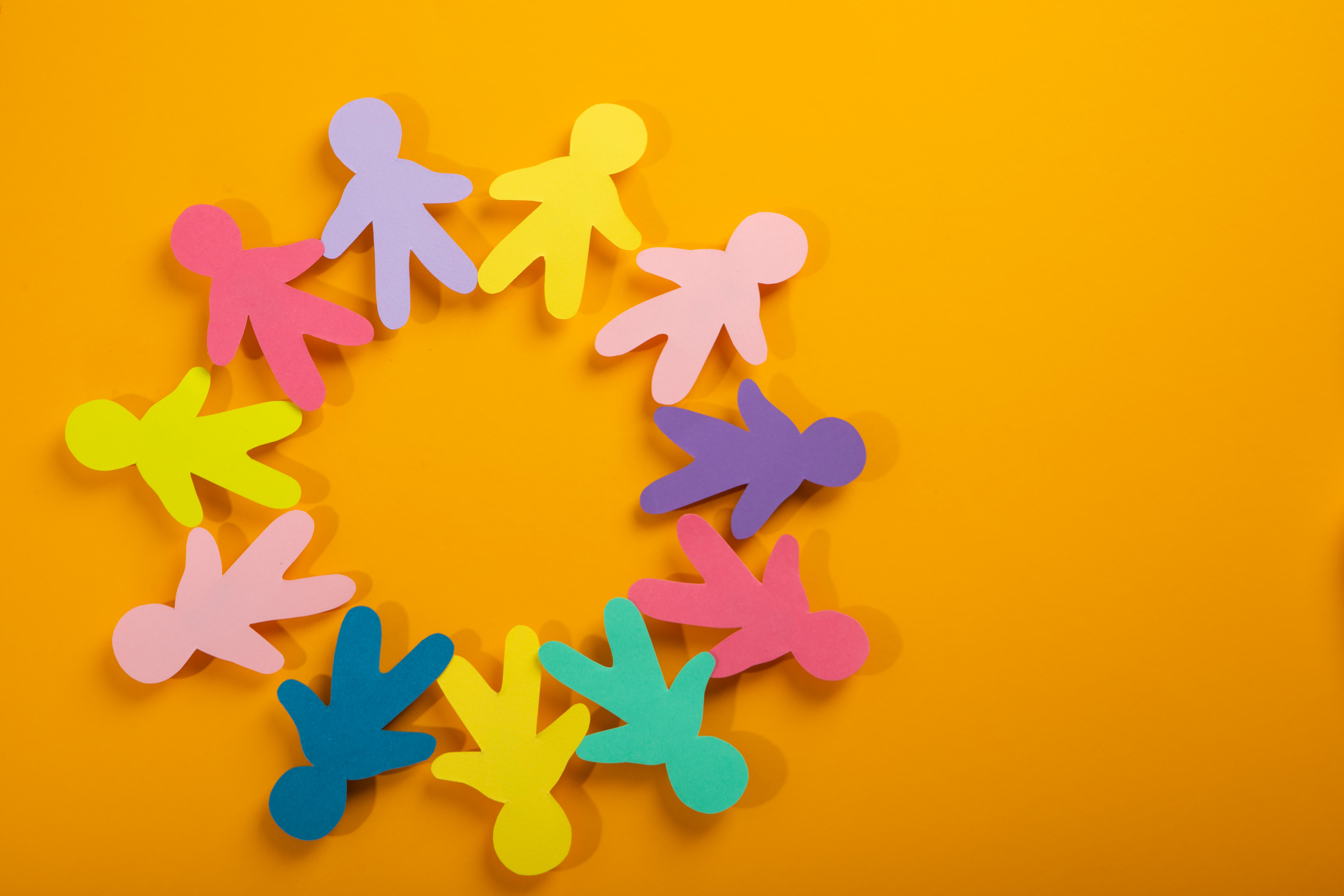 vue-de-dessus-des-gens-de-papier-avec-espace-de-copie (1)